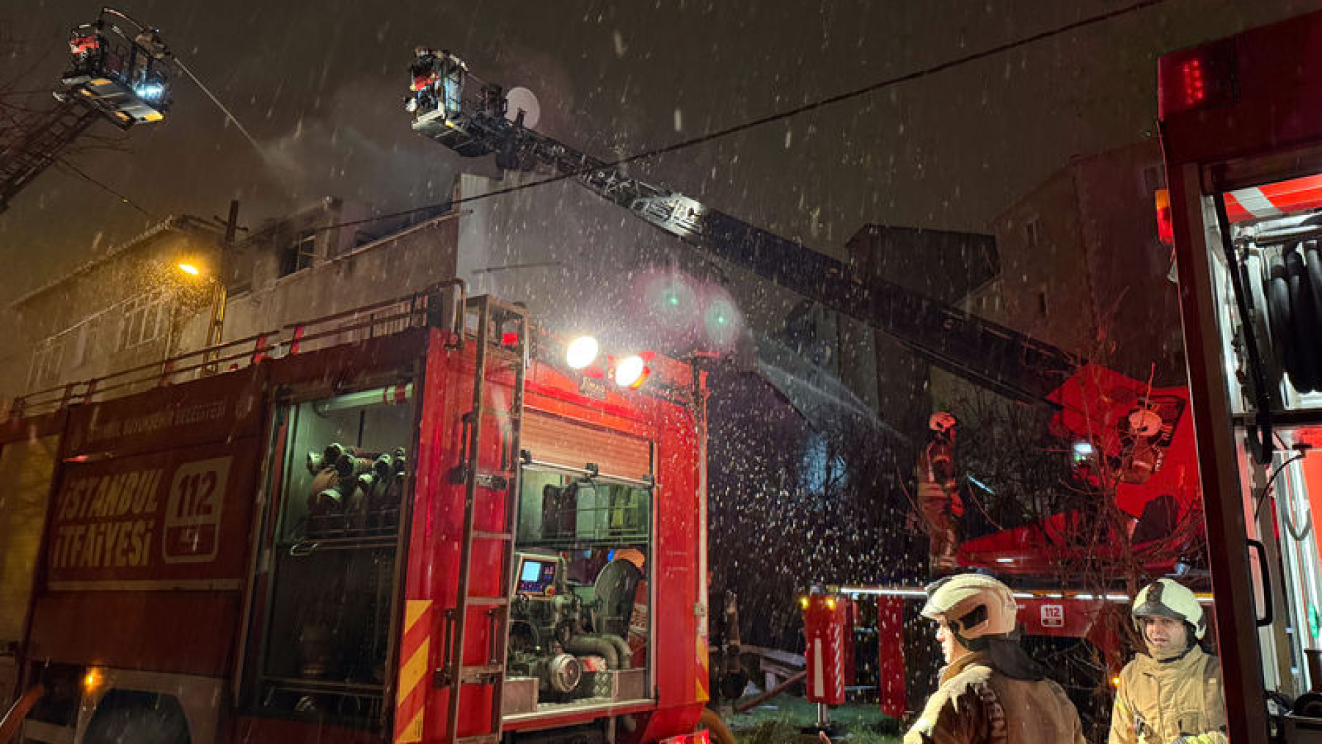 Ümraniye'de bir binada çıkan yangın söndürüldü | Son dakika haberleri