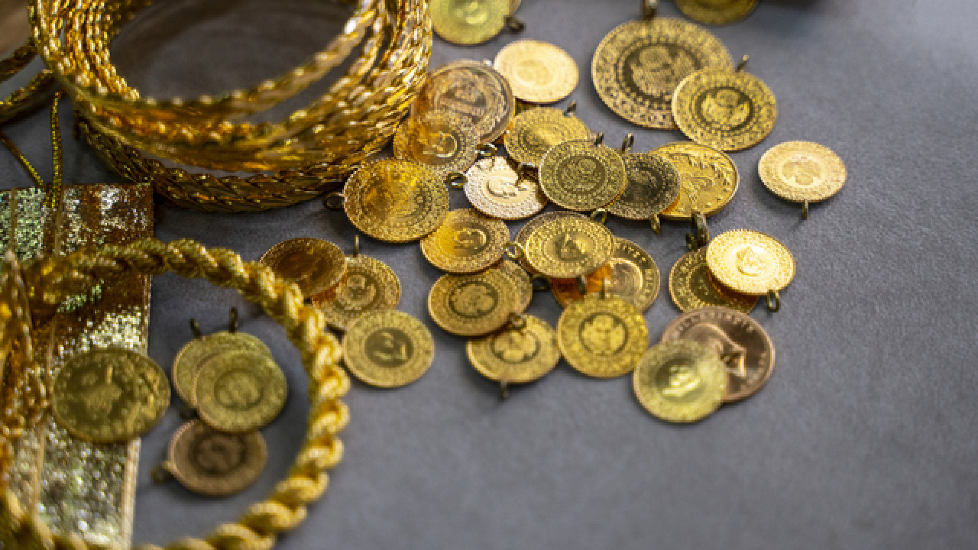 HAFTA SONU ALTIN FİYATLARI 18 OCAK 2026: Altın düştü mü, yükseldi mi? Bugün 22 ayar bilezik, Cumhuriyet, tam, yarım, çeyrek ve gram altın ne kadar, kaç lira?