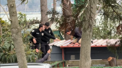 Kafeteryada ölü bulundu! Yakınları çatıya çıktı!