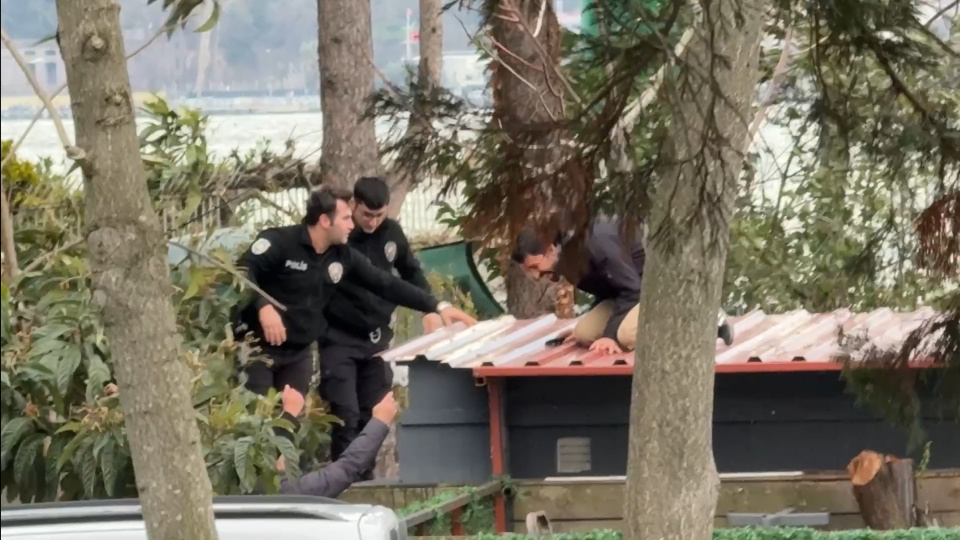 Kafeteryada ölü bulundu! Yakınları çatıya çıktı!