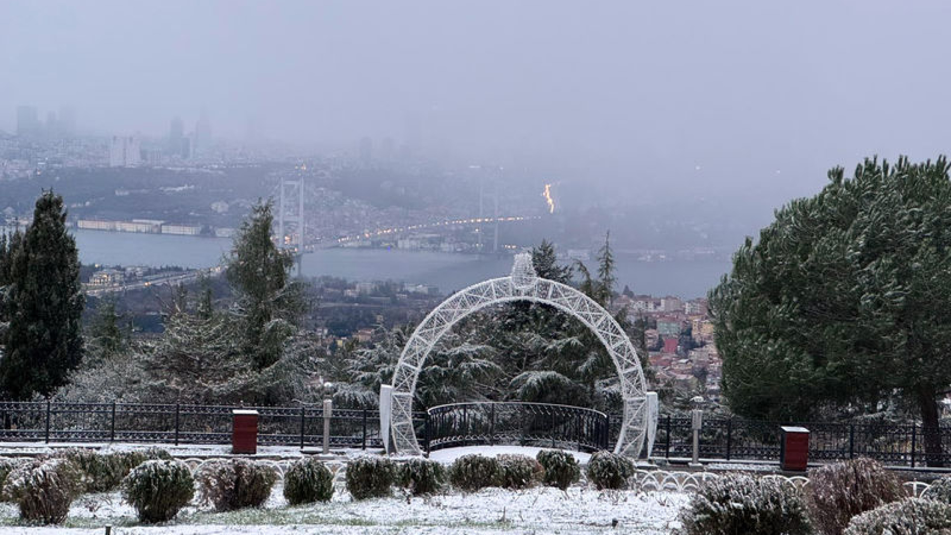 İstanbul'da kar yağışı! Yüksek kesimler beyaza büründü | Son dakika haberleri