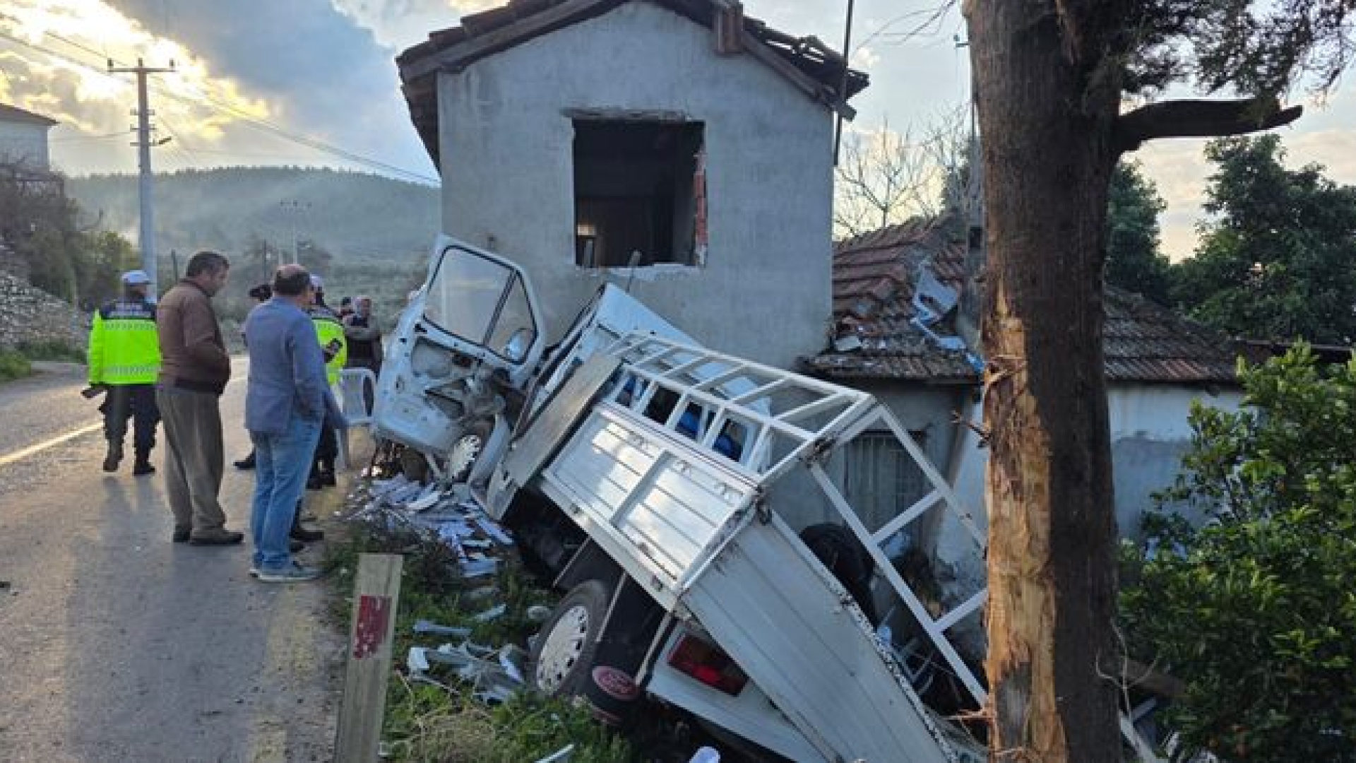 Son dakika: Muğla'da yol kenarındaki eve çarpan 19 yaşındaki sürücü öldü | Son dakika haberleri