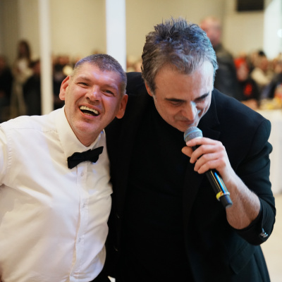 Engelli çocuklar için söyledi