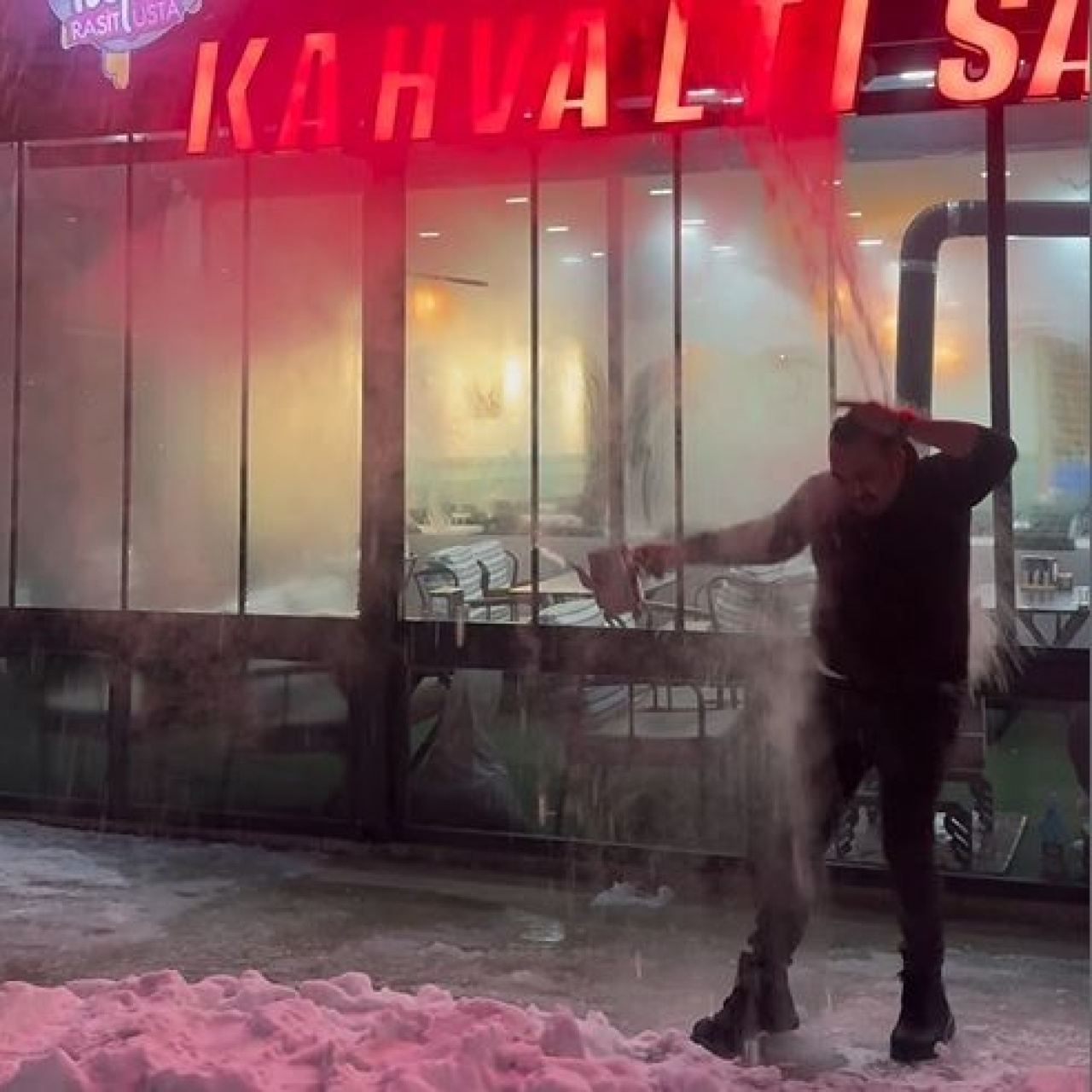 Havayı test ederken kendini yaktı