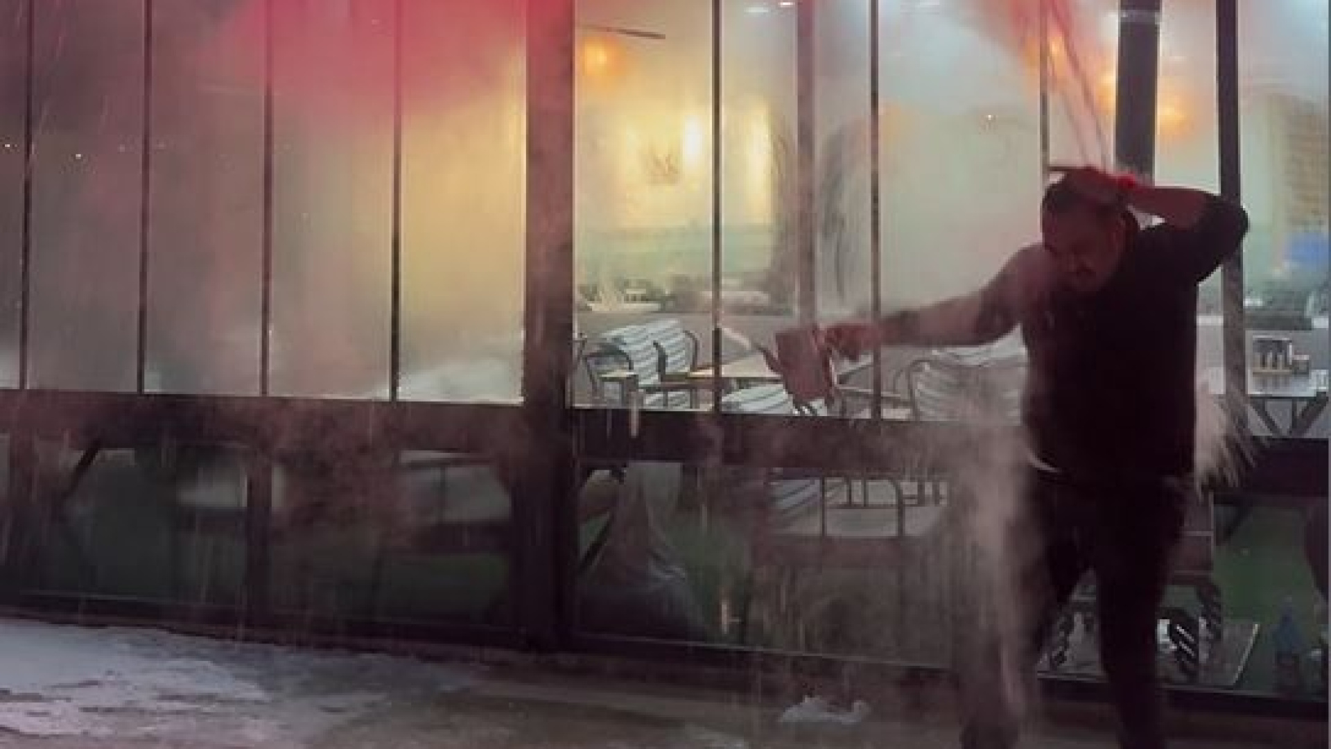 Son dakika: Sivas'ta soğuk havayı test etmek isteyen esnaf yanlışlıkla kendini yaktı | Son dakika haberleri