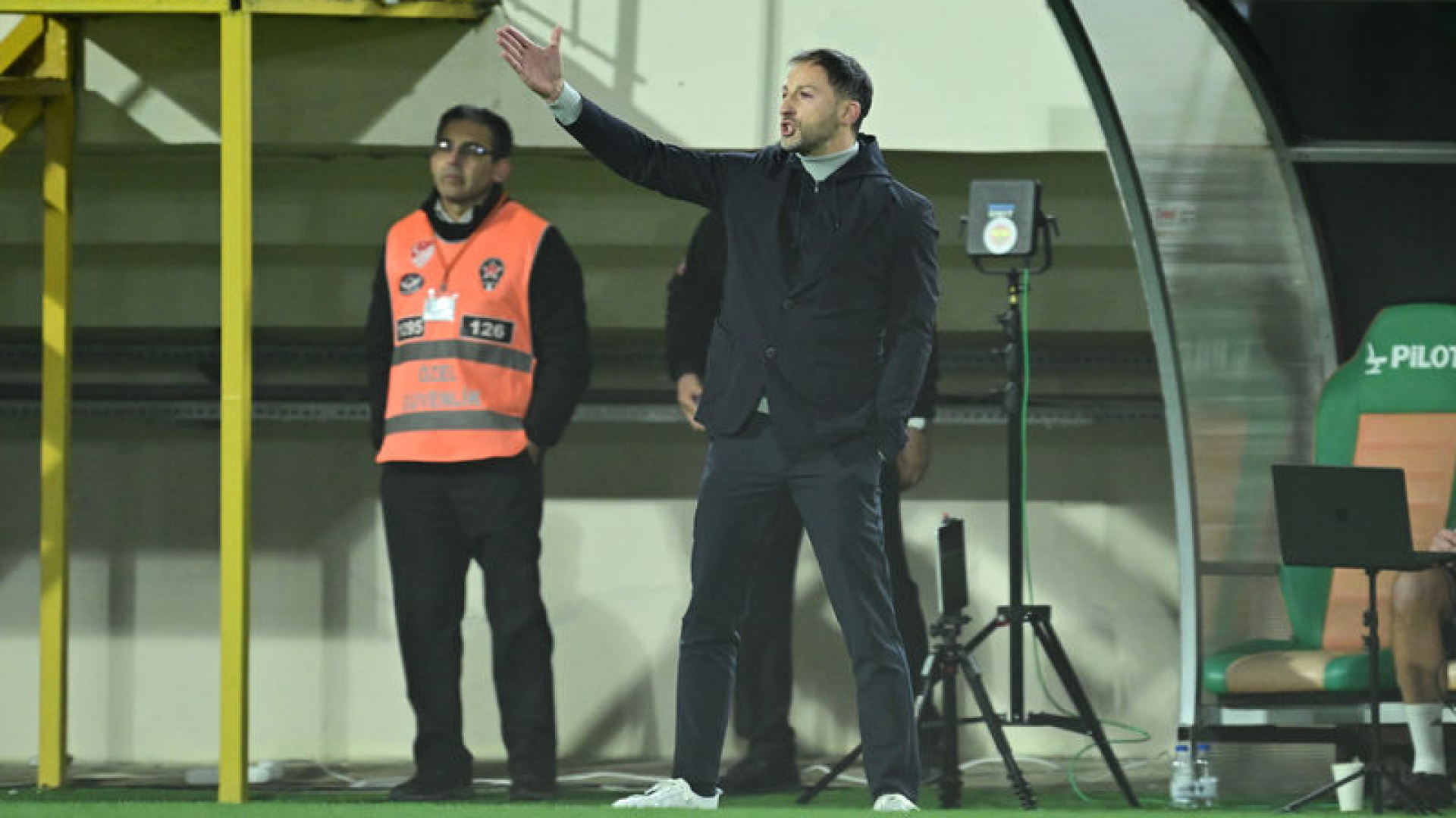 Fenerbahçe'nin Golü Öncesi Tedesco'nun Şişelerle Verdiği Taktik Konuşuluyor