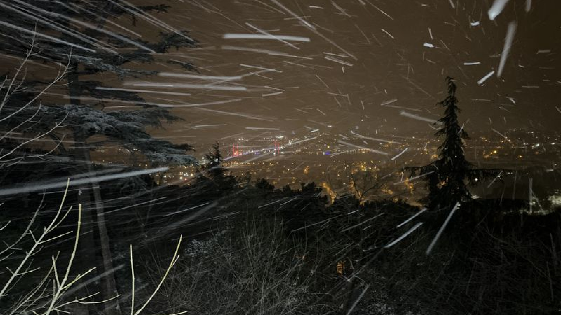 İstanbul'da Kar Yağışı Gece Boyunca Etkili Oldu: Çamlıca Tepesi Beyaza Büründü