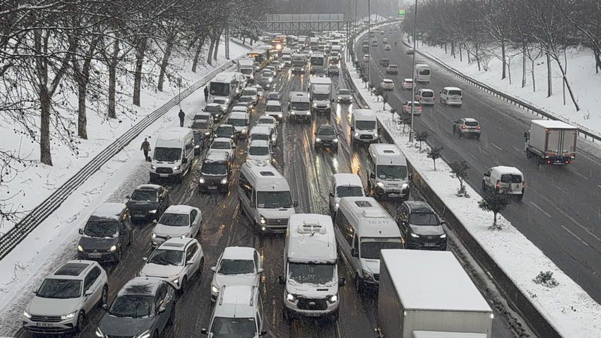 İstanbul'da Kar Yağışı Trafiği Felç Etti: Yoğunluk %78'e Ulaştı