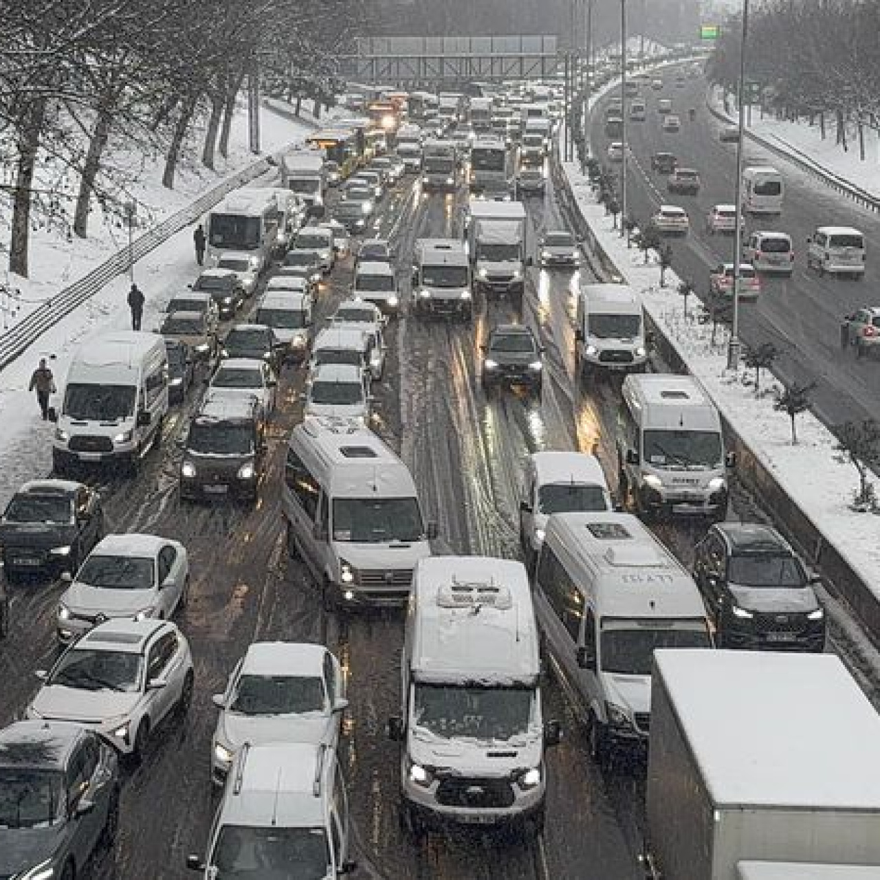 İstanbul trafiğinde kar yoğunluğu!