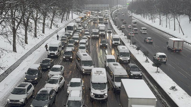 İstanbul trafiğinde kar yoğunluğu!