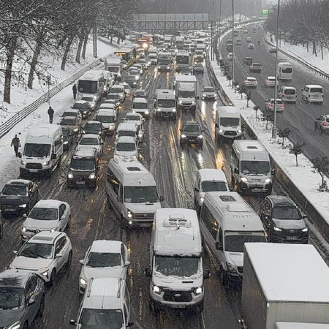 İstanbul trafiğinde kar yoğunluğu!