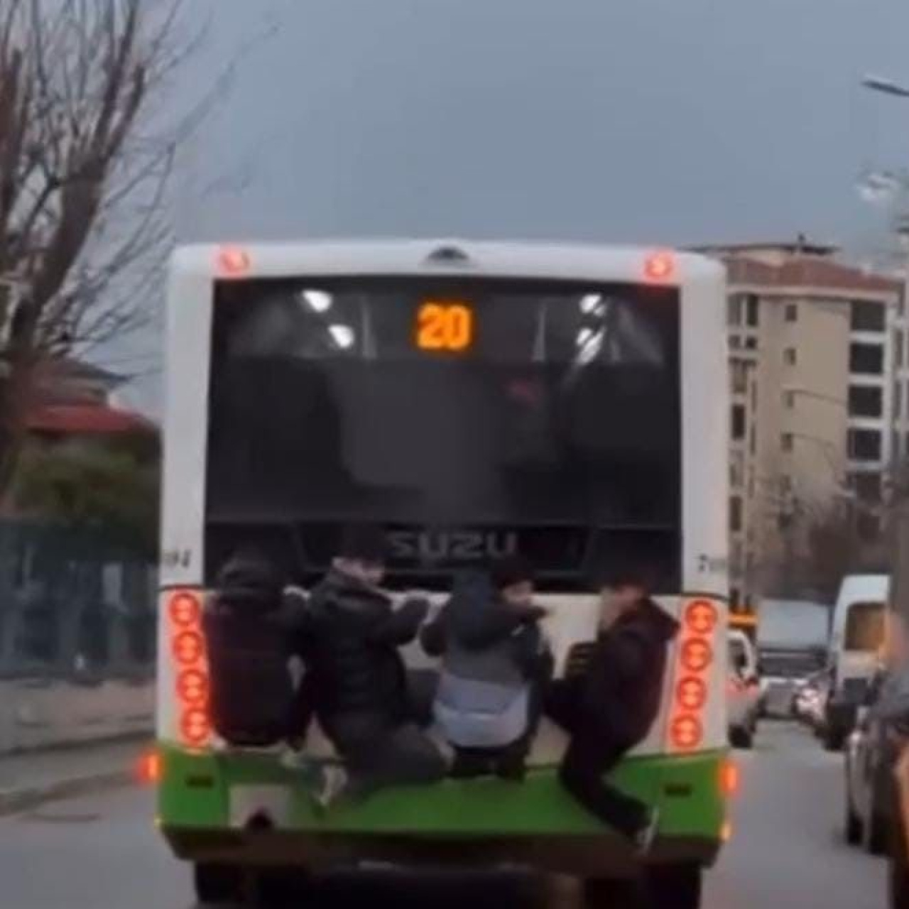 Belediye otobüsünde tehlikeli yolculuk