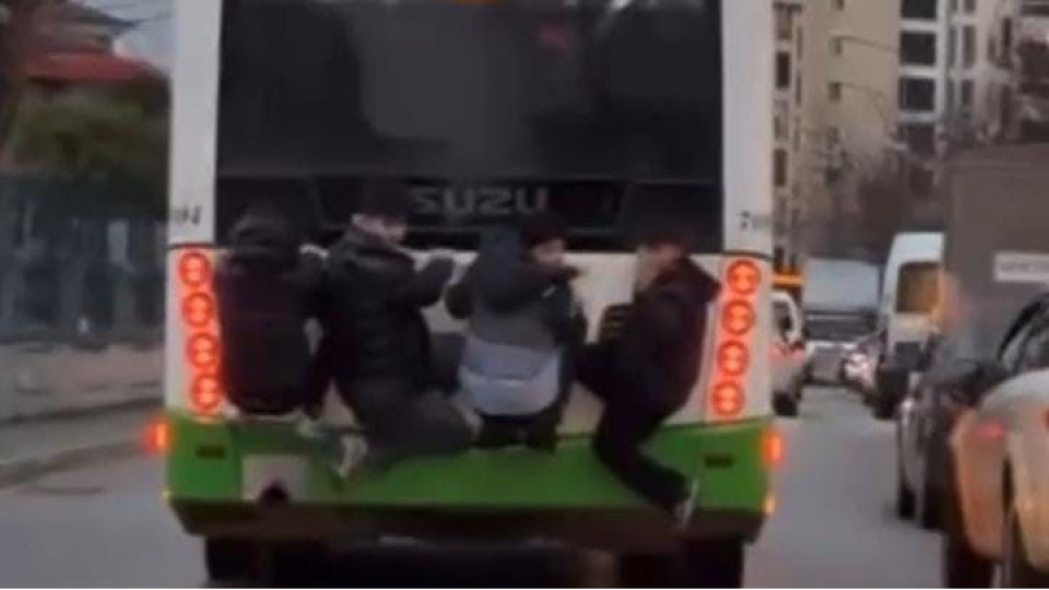 Belediye otobüsünde tehlikeli yolculuk