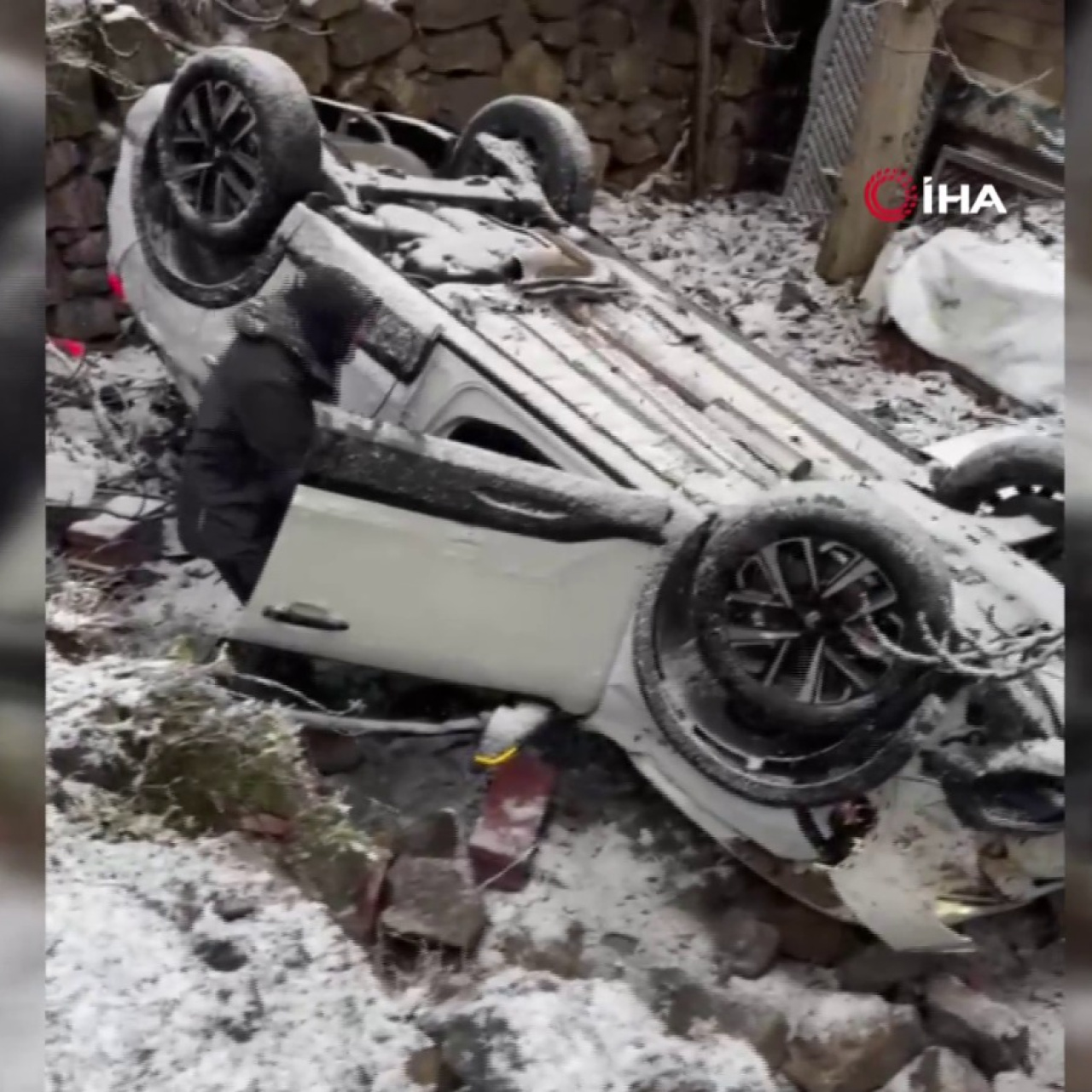 Otomobil evin bahçesine uçtu: 2 yaralı