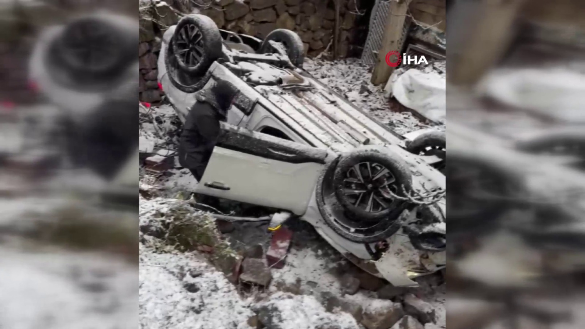 Son dakika: Üsküdar’da karlı yokuş kazaya neden oldu, kontrolden çıkan otomobil evin bahçesine uçtu: 2 yaralı | Son dakika haberleri