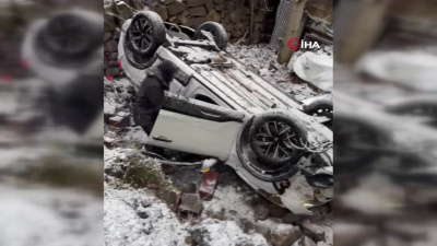 Otomobil evin bahçesine uçtu: 2 yaralı