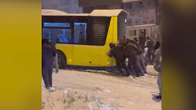 İETT otobüsünü iterek kurtardılar!