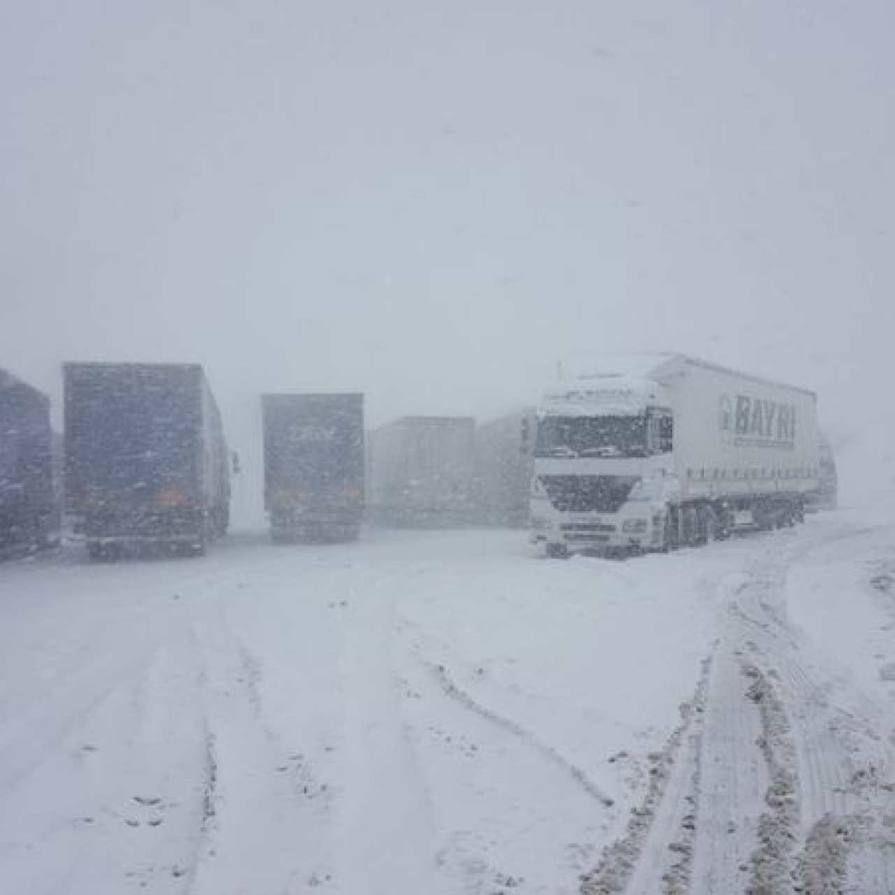 Kayseri-Malatya kara yolunu kar ve tipi kapattı!