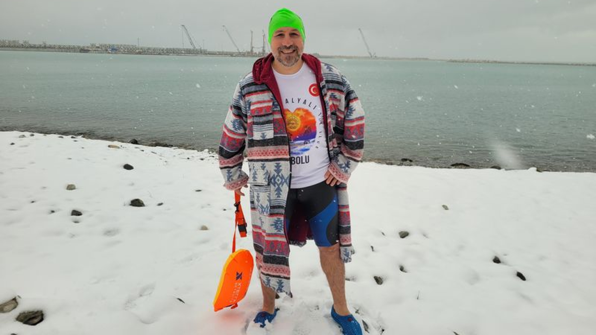 Son dakika: Kastamonu'da bir adam soğuğa aldırış etmedi, kar altında denizde yüzdü | Son dakika haberleri