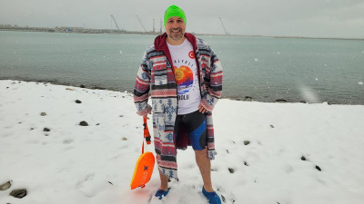 Soğuk demedi, karda denize girdi