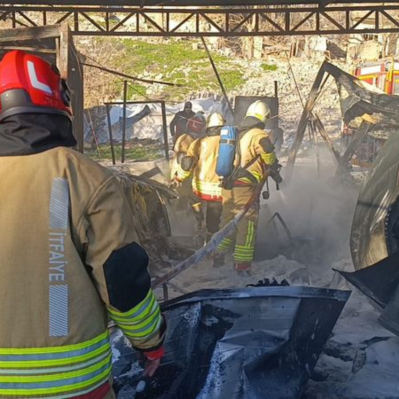 3 konteyner ile 3 araç kül oldu