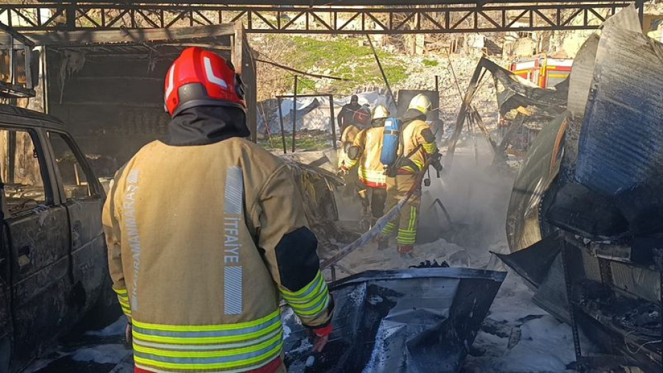 3 konteyner ile 3 araç kül oldu