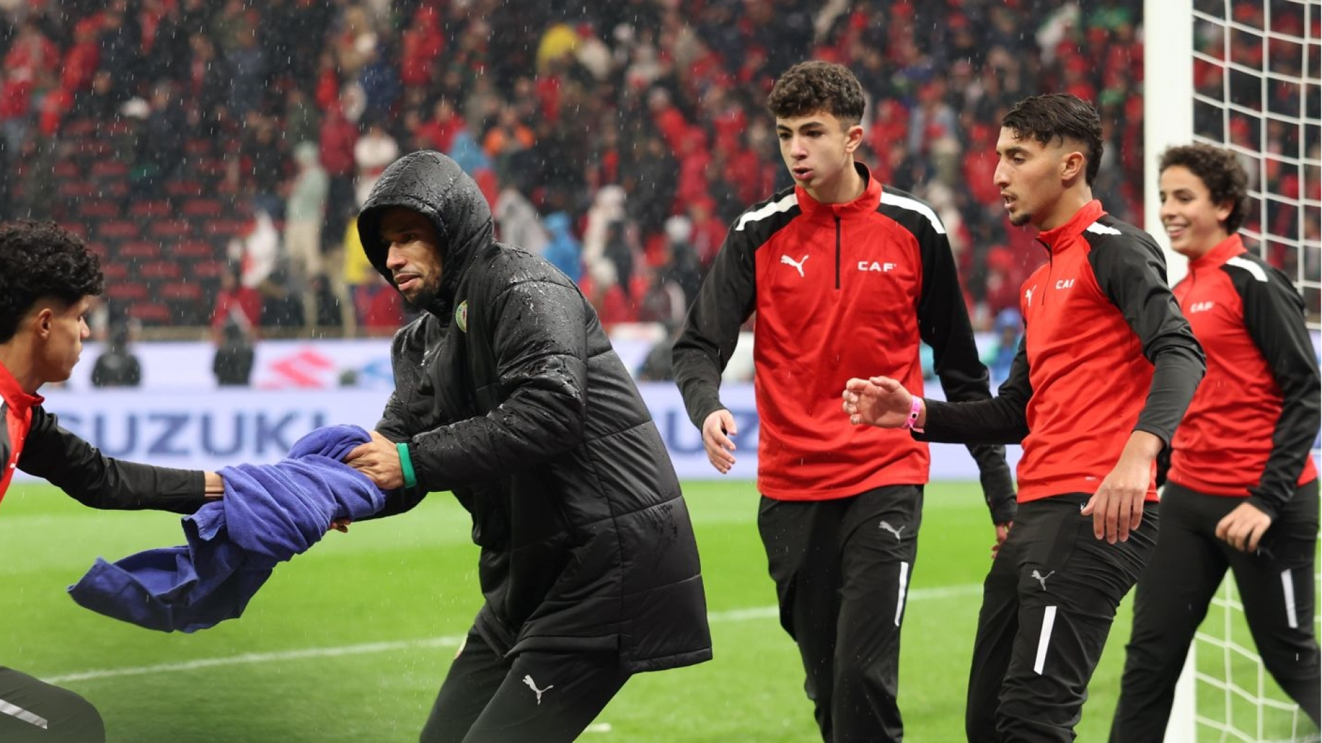 AFCON finalinde havlu krizi: Mendy'nin havlusunu almak için kaleciyi sürüklediler!