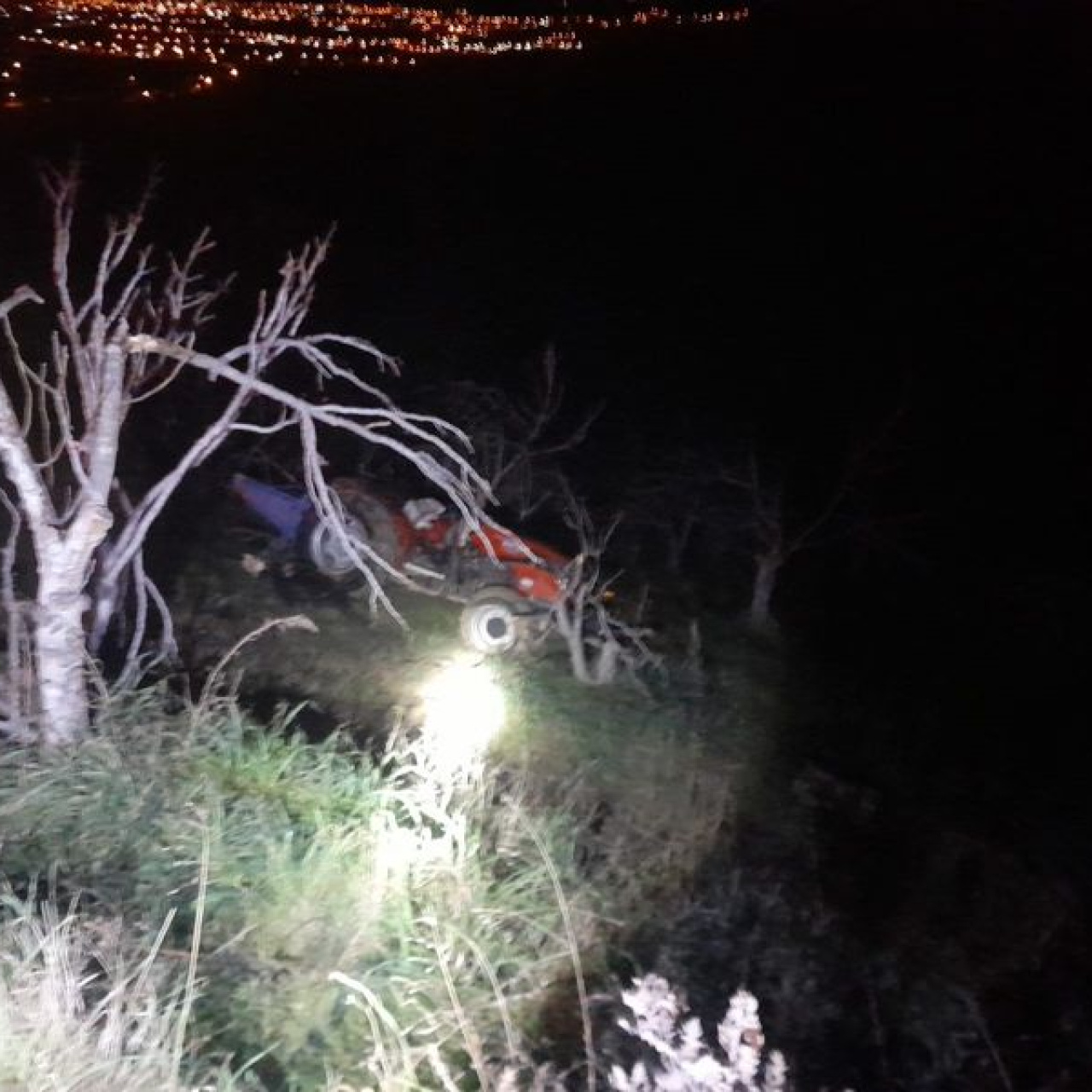 Devrilen traktörün altında kaldı