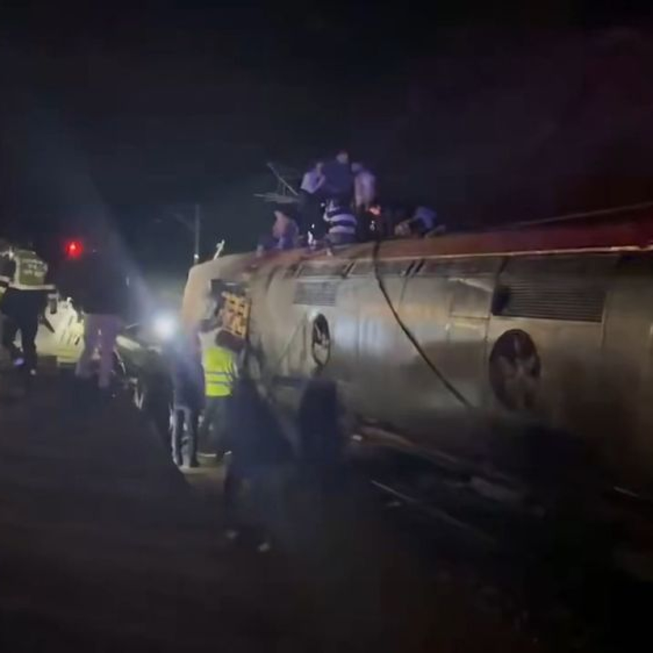 İspanya'da iki hızlı tren raydan çıktı!