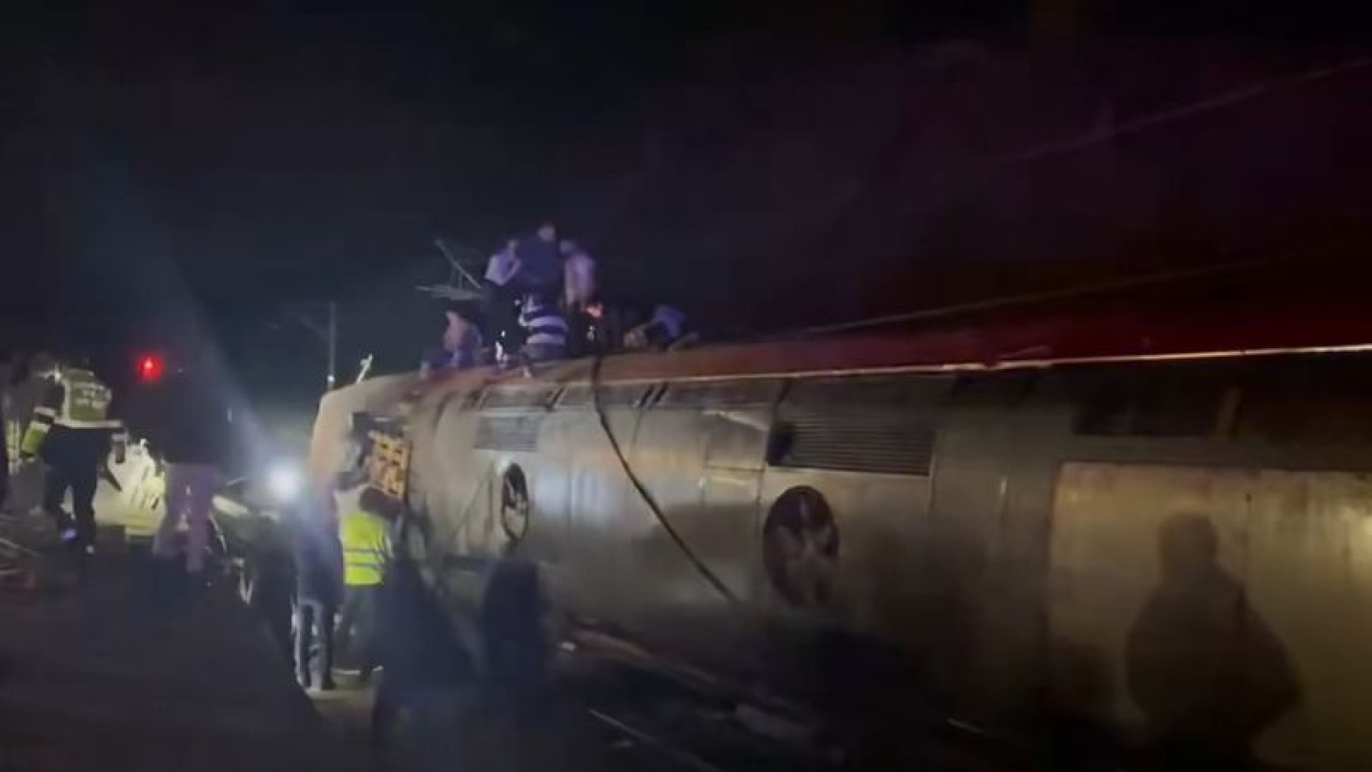 İspanya'da iki hızlı tren raydan çıktı! Can kaybı yükseliyor | Dış Haberler