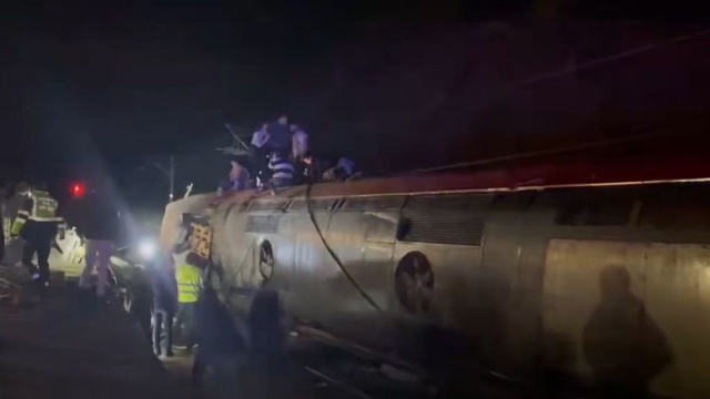 İspanya'da iki hızlı tren raydan çıktı!