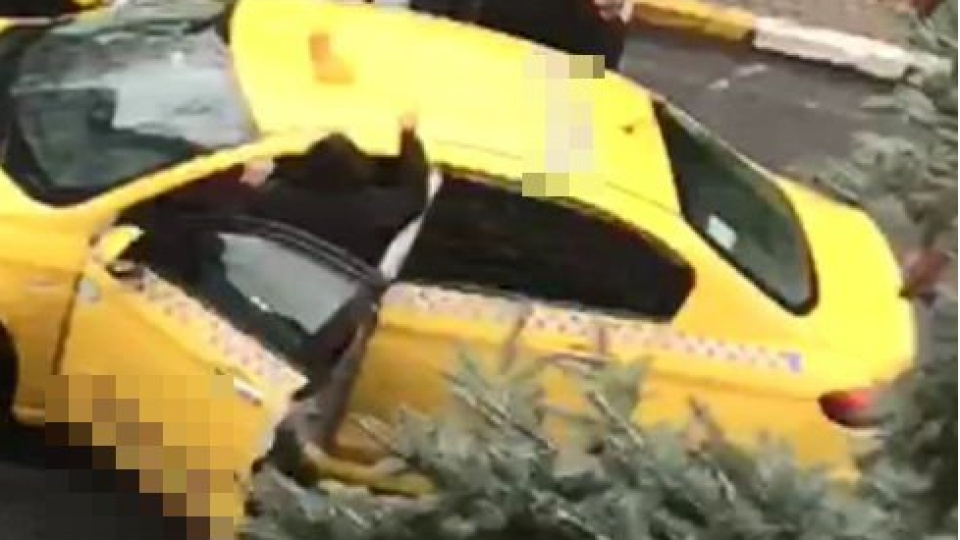 Taksiye kar topu atılınca çocukları kovaladı!