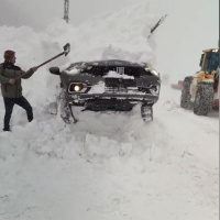 Yoldan çıkıp kara saplandı! Korku dolu anlar!
