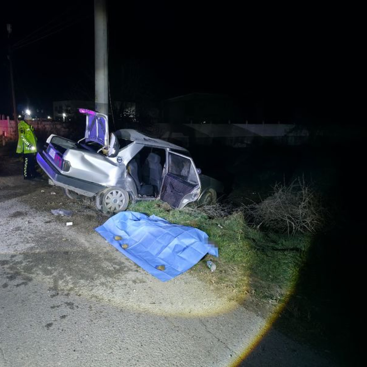 Otomobil elektrik direğine çarptı: 1 ölü