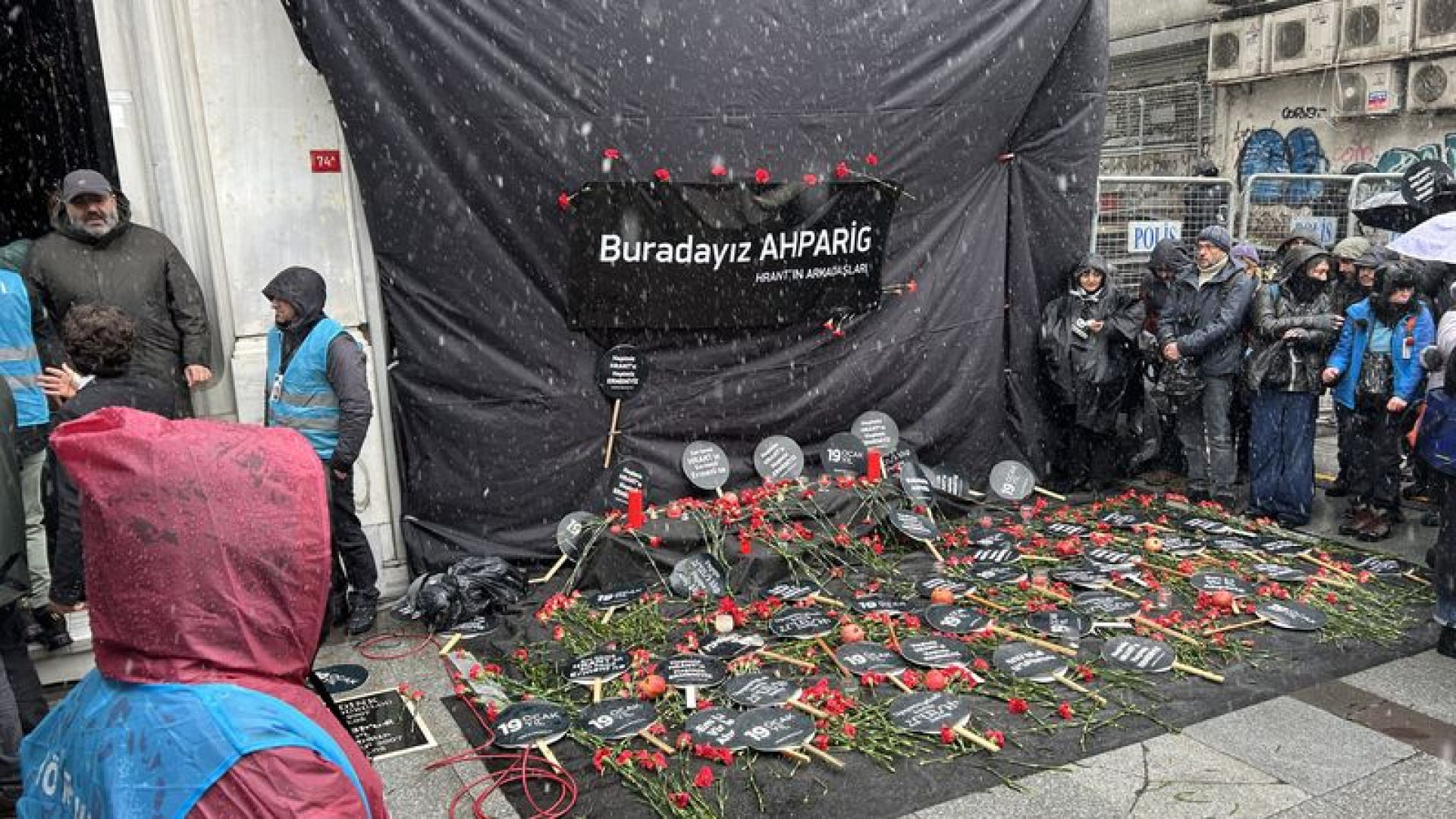 Hrant Dink, Ölümünün 19. Yılında Sebat Apartmanı Önünde Anıldı