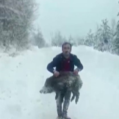 Domuzu elleriyle yakaladı, cezası iptal edildi