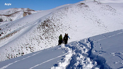 Hayvanlarını otlatan çoban çığ altında kaldı