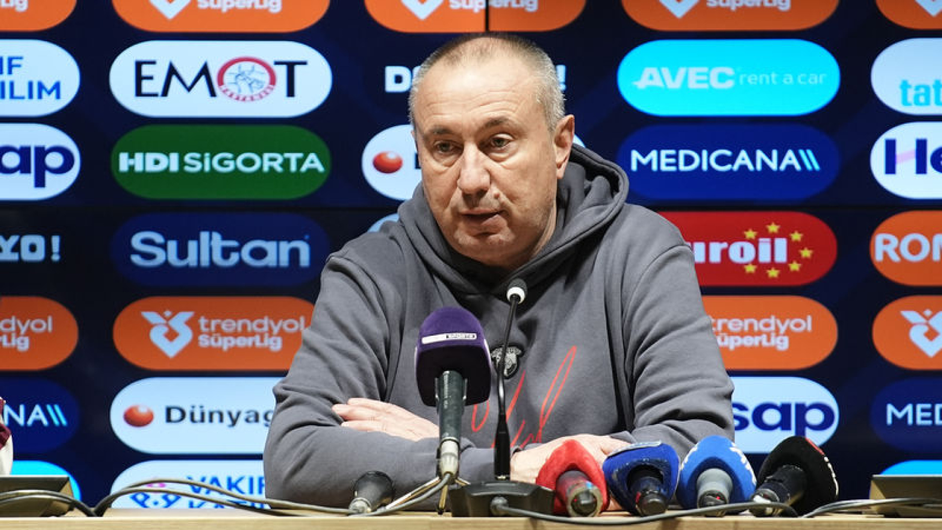 Göztepe, Rizespor'u 3-1 mağlup etti: Stoilov'dan galibiyet ve eleştiri