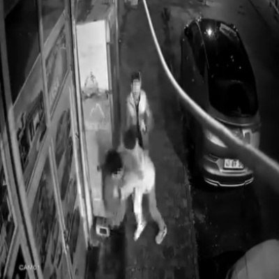 Şakalaşırken kırılan camın içine düştü