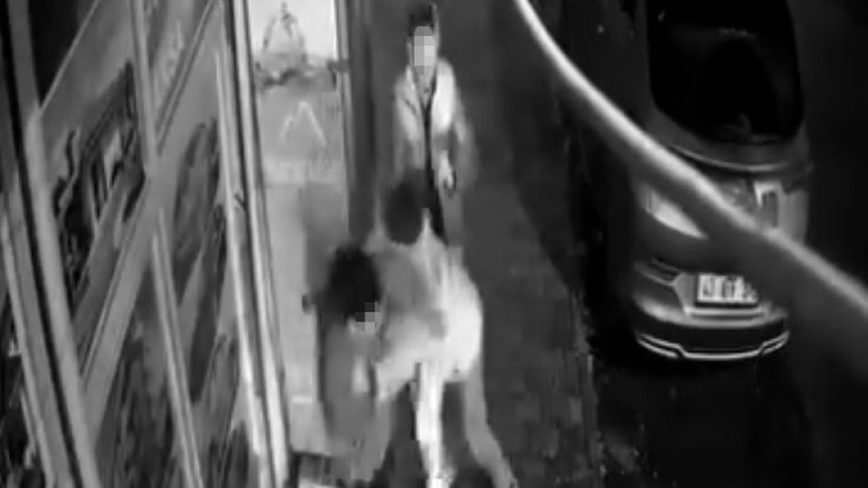 Şakalaşırken kırılan camın içine düştü