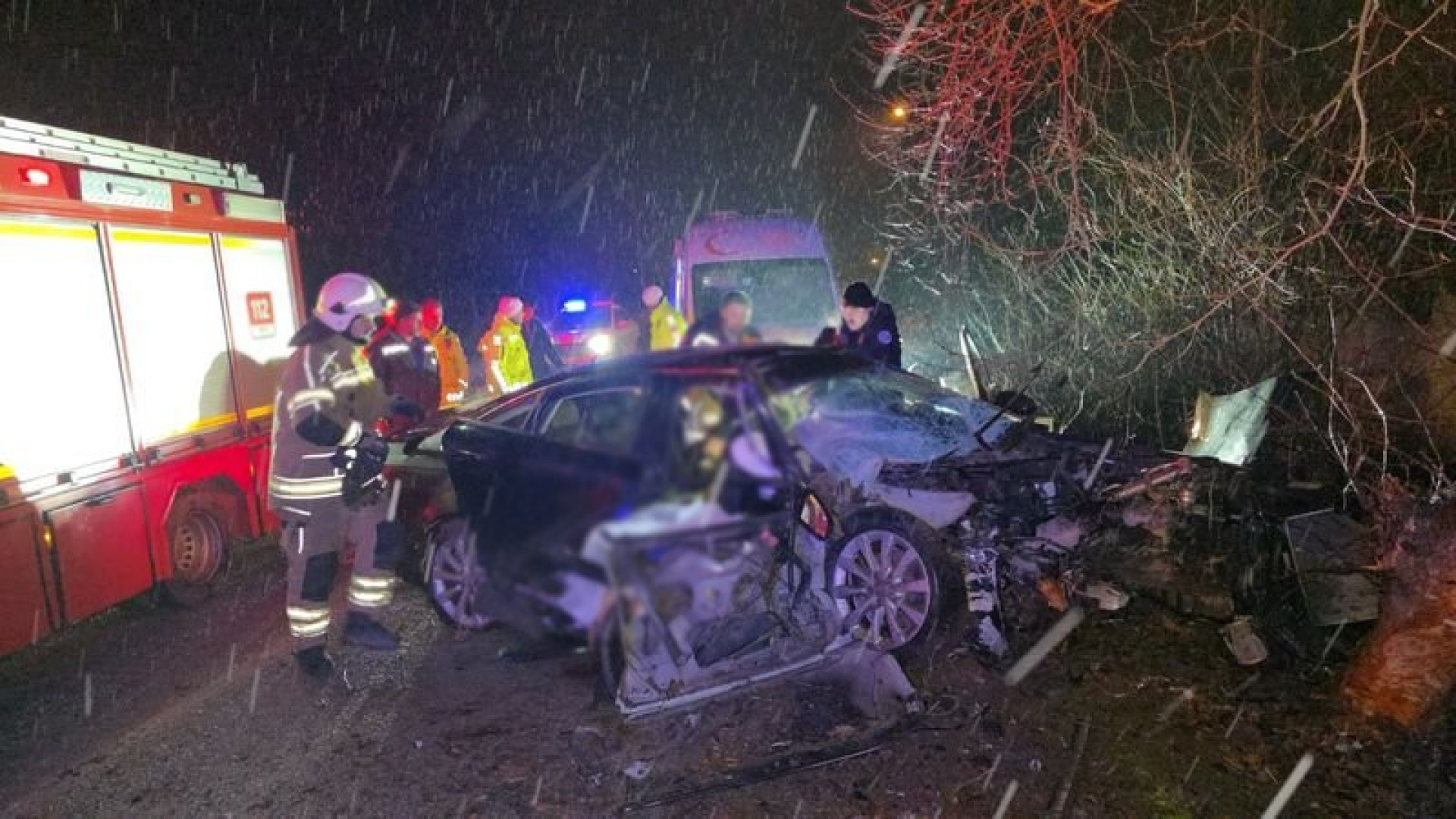 İnegöl'de otomobil ağaca çarptı: 2 ölü, 2 yaralı | Son dakika haberleri