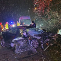 Otomobil ağaca çarptı: 2 ölü, 2 yaralı