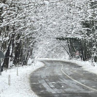 9 kilometrelik yol kar yağışıyla büyüledi