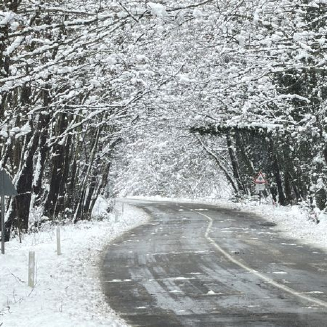9 kilometrelik yol kar yağışıyla büyüledi