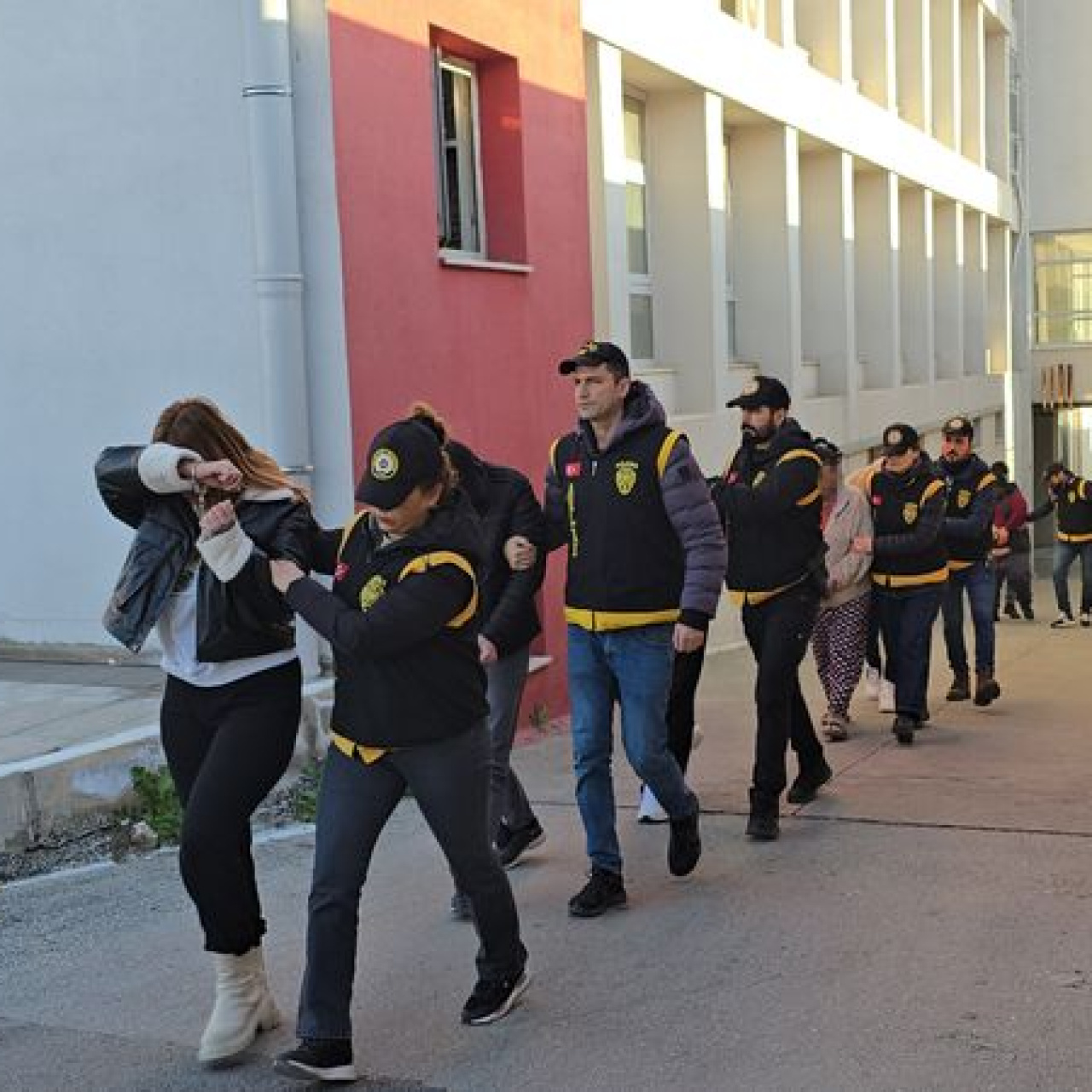 Masaj salonuna fuhuş baskını: 14 tutuklama!