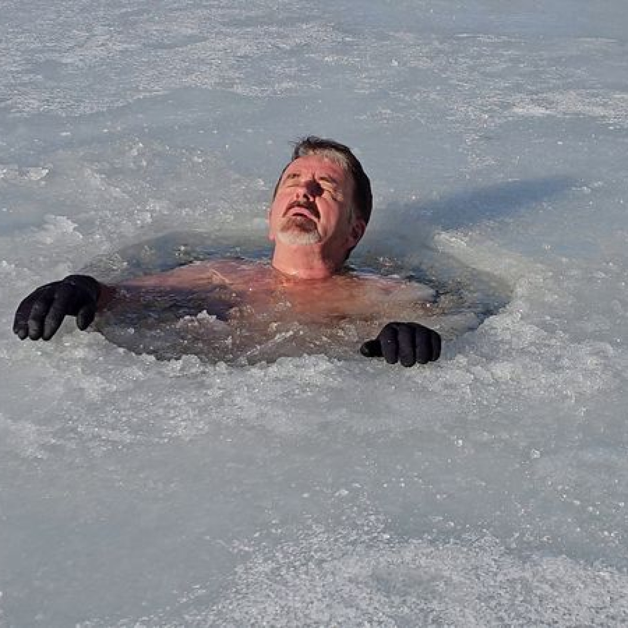 Üzerinde çökertme oynadığı buzlu suya girdi