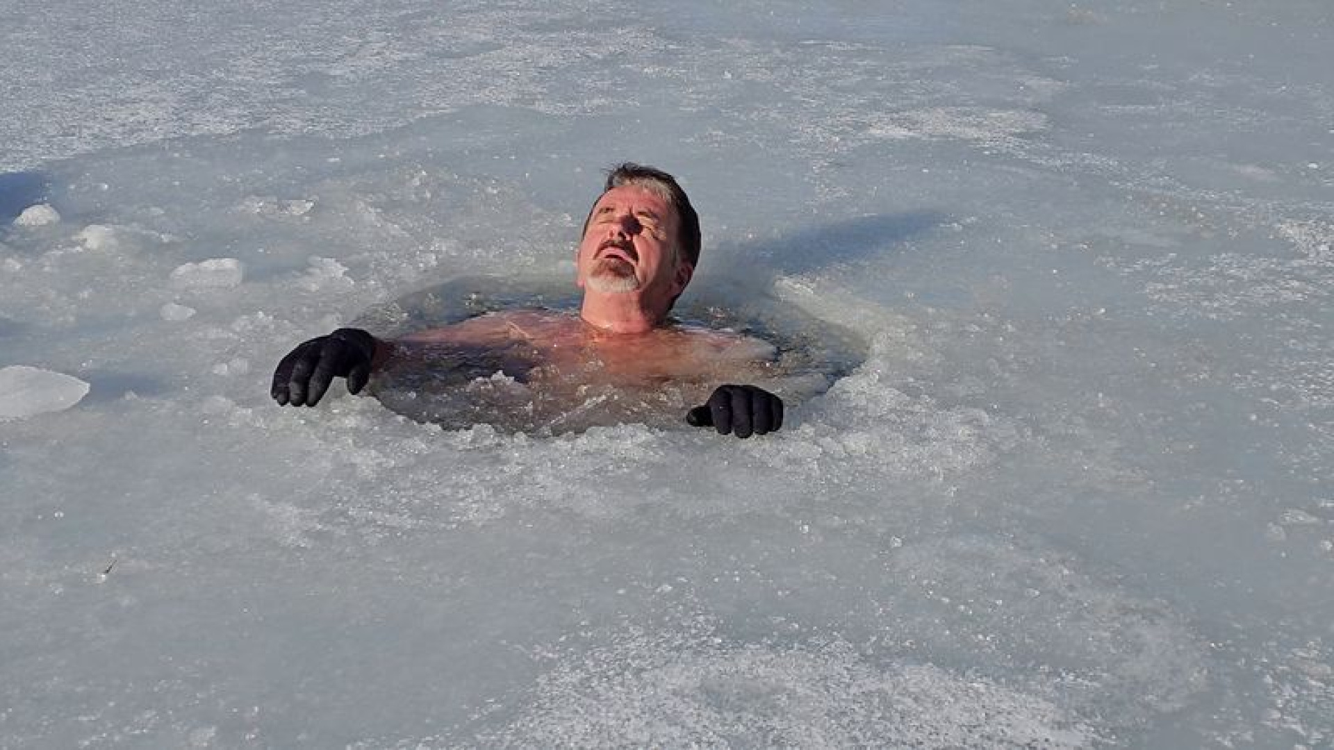 Son dakika: Buz tutan gölün üzerinde önce çökertme oynadı, daha sonra buzu kesip suya girdi | Son dakika haberleri