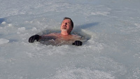 Üzerinde çökertme oynadığı buzlu suya girdi