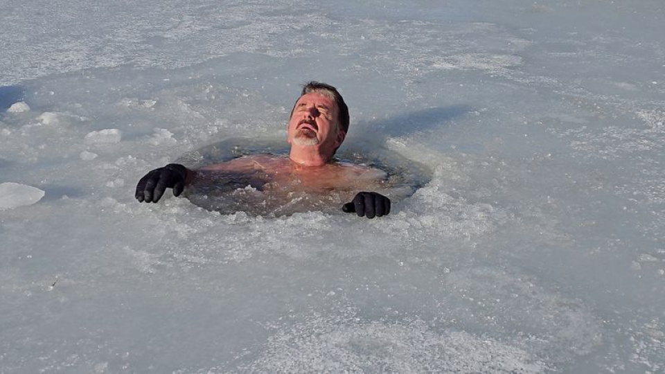 Üzerinde çökertme oynadığı buzlu suya girdi