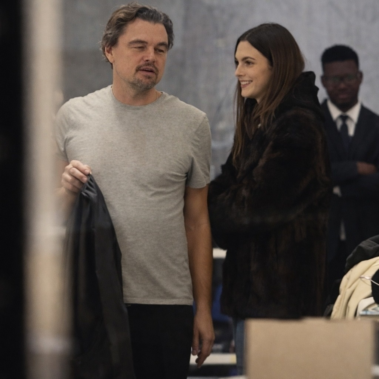 Leo'yu sevgilisi giydiriyor